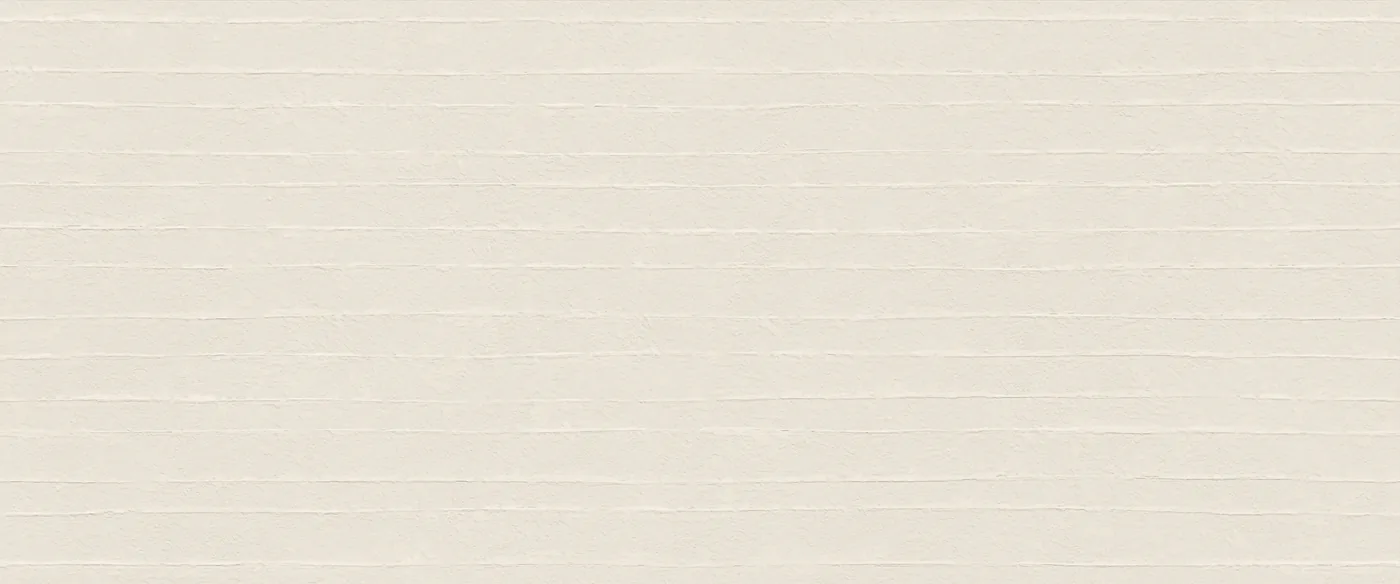 Cremeweiße Betonoptik-Fliese 50×120 cm mit feinen waagerechten Rillen über die ganze Fläche.