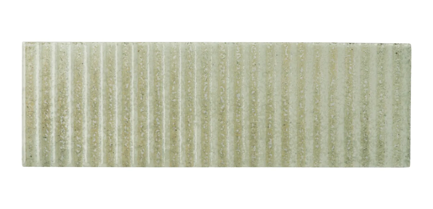 Salbeigrüne matte Keramikfliese 6×18,6 cm mit vertikalem Rillenrelief und changierender, handgemachter Lasur.