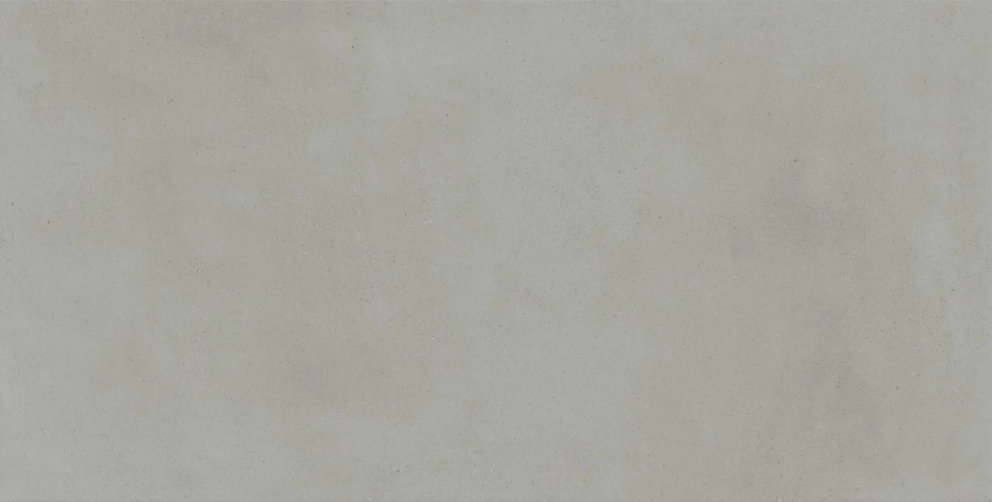 Graugrüne, salbeifarbene Betonoptik-Fliese 75x150 cm mit wolkiger, wie gespachtelt wirkender Schattierung, matt.