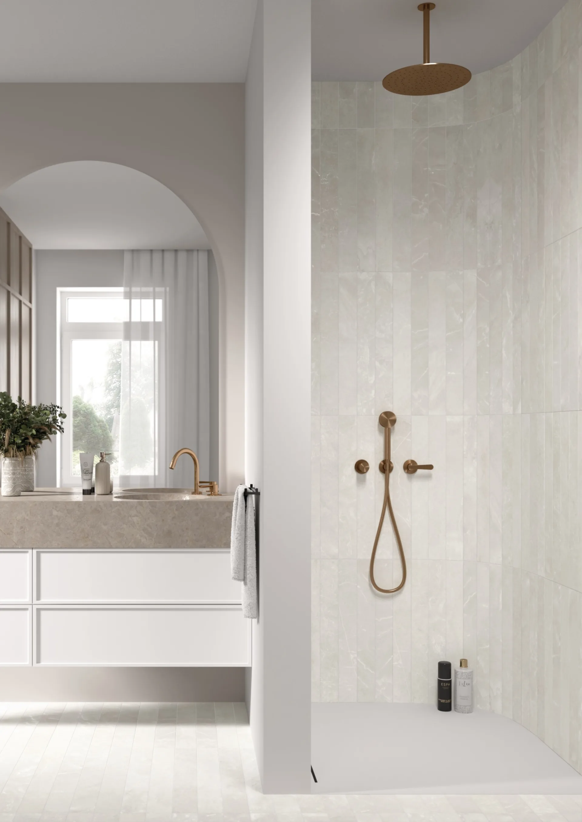 Equipe Marmoris White in der Dusche: cremeweisse Riemchen mit goldener Regenbrause und Bogendurchgang.