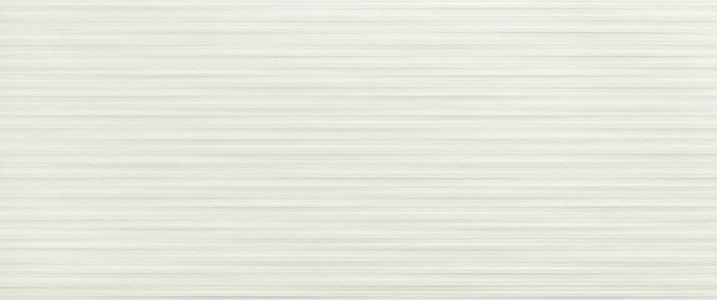 Weiße Wandfliese 50×120 cm matt mit Relief aus feinen, waagerechten Kammlinien über die gesamte Fläche.
