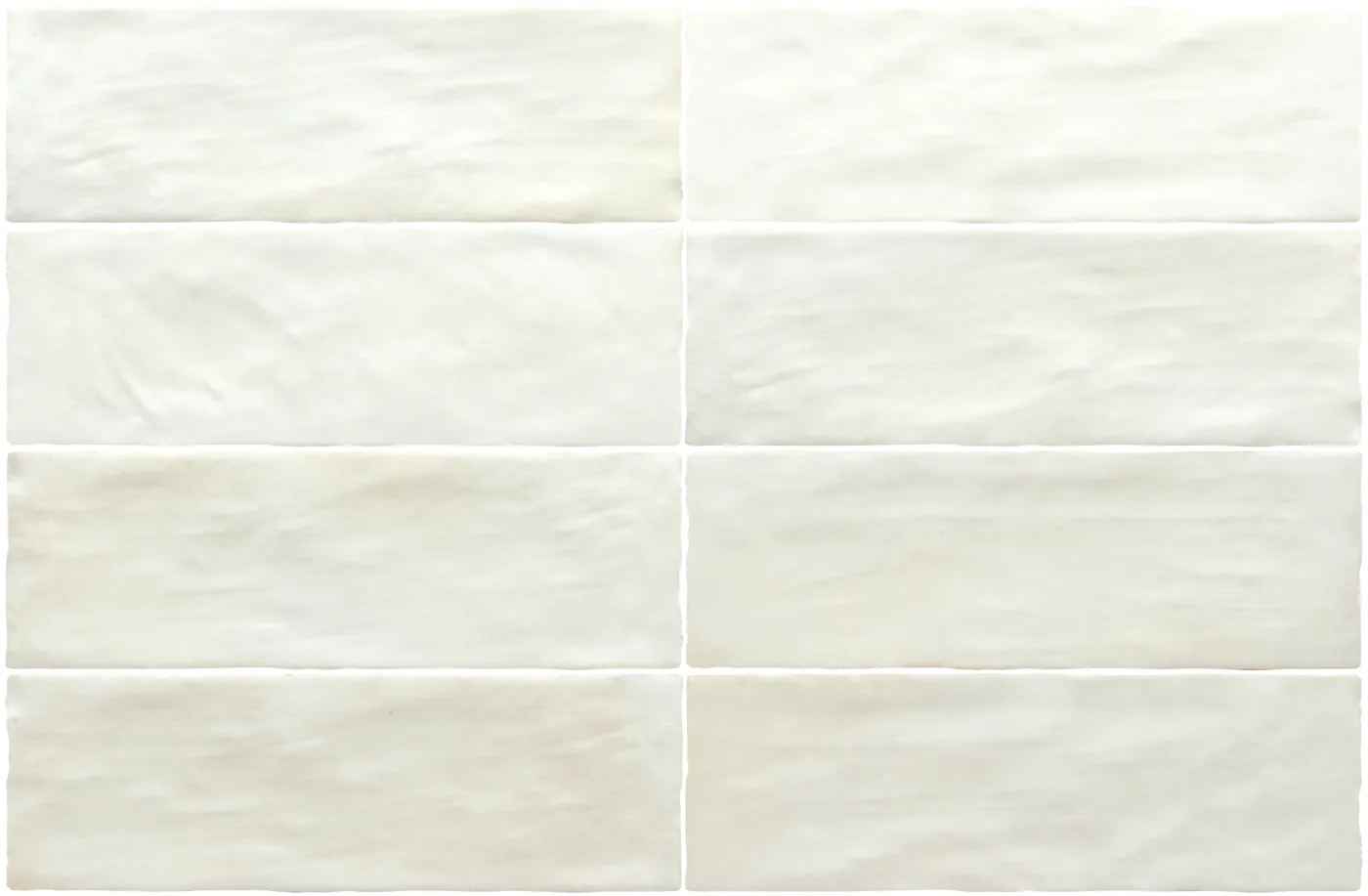 Cremeweiße Steingut-Wandfliesen im Format 6,5×20 cm im Riemchenverband, matte Oberfläche mit wolkigen Nuancen.