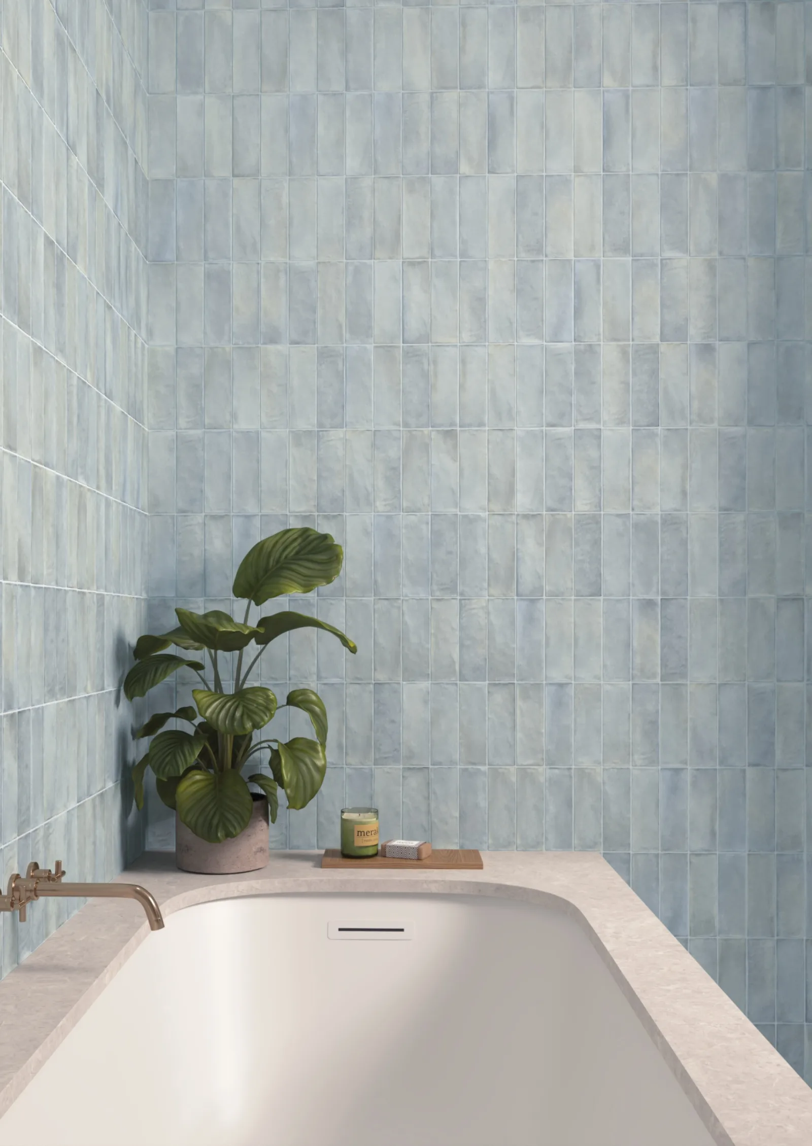Helles Badezimmer mit hellblau schimmernder Zellige-Wand, weiße Badewanne, Grünpflanze und Holzhocker.