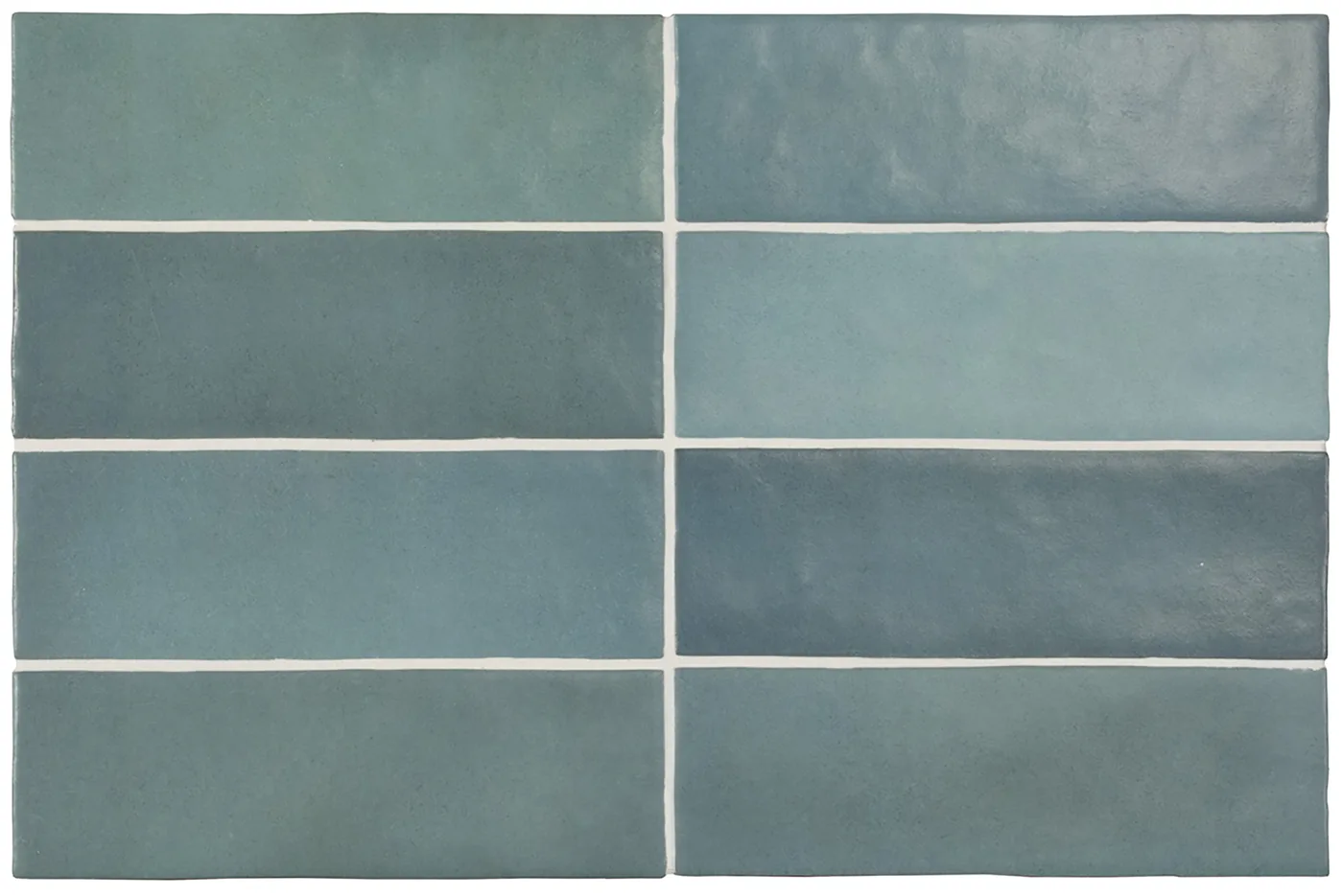 Graugrün-petrol matte Steingut-Wandfliese, 6,5×20 cm, als Riemchen in Reihen verlegt, mit changierendem Farbspiel.