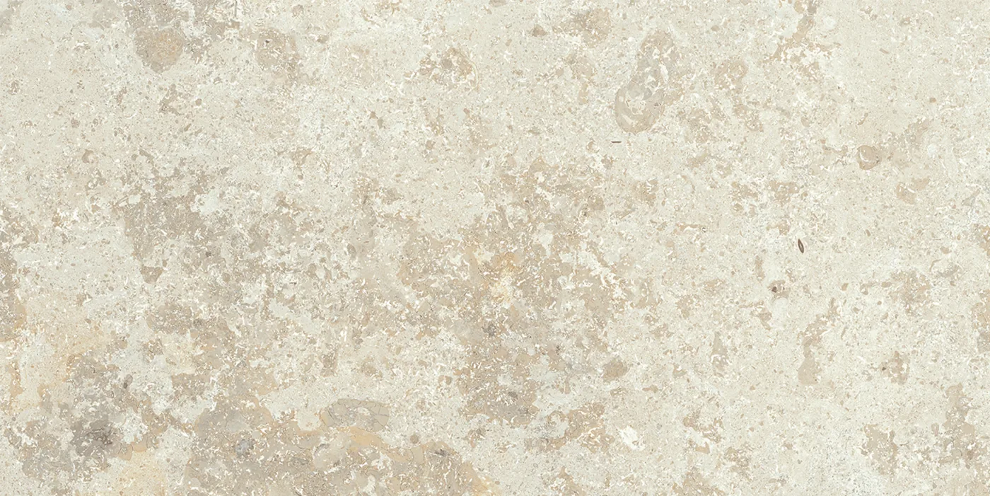 Hellbeige Steinoptik-Fliese mit wolkigen gelblichen und grauen Einschlüssen, 20×40 cm, in rutschhemmender Strukturoberfläche