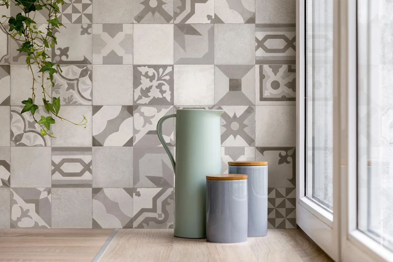 Wand mit Marazzi Work Decoro Vantage White 30x90 im Zementfliesen-Look, davor Krug und Dosen am Fenster