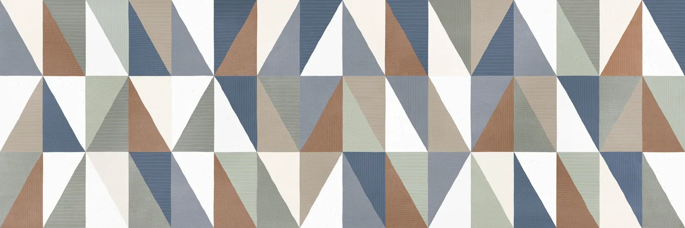 Matte Dekorfliese 30×90 cm mit Dreiecksmuster in Blau, Terrakotta, Salbeigrün, Grau und Creme, frontal aufgenommen.