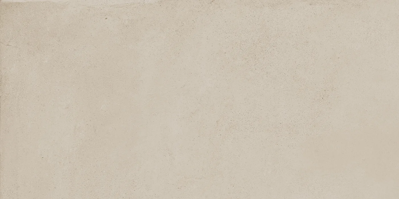 Sandfarbene Bodenfliese 30×60 cm mit fein aufgerauter, rutschhemmender Oberfläche im Betonlook.