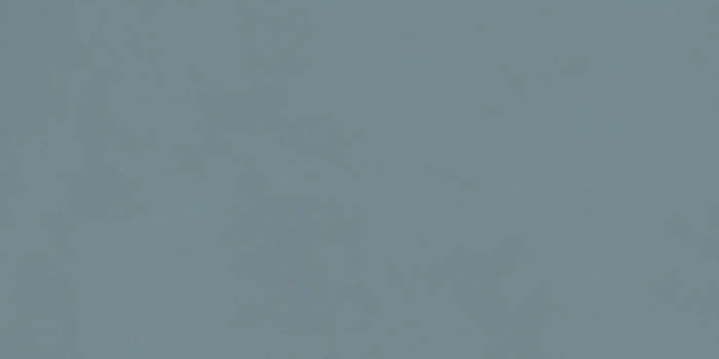 Rechteckige Bodenfliese in hellem Graublau, matte Oberfläche mit fein wolkiger, spachtelartiger Struktur
