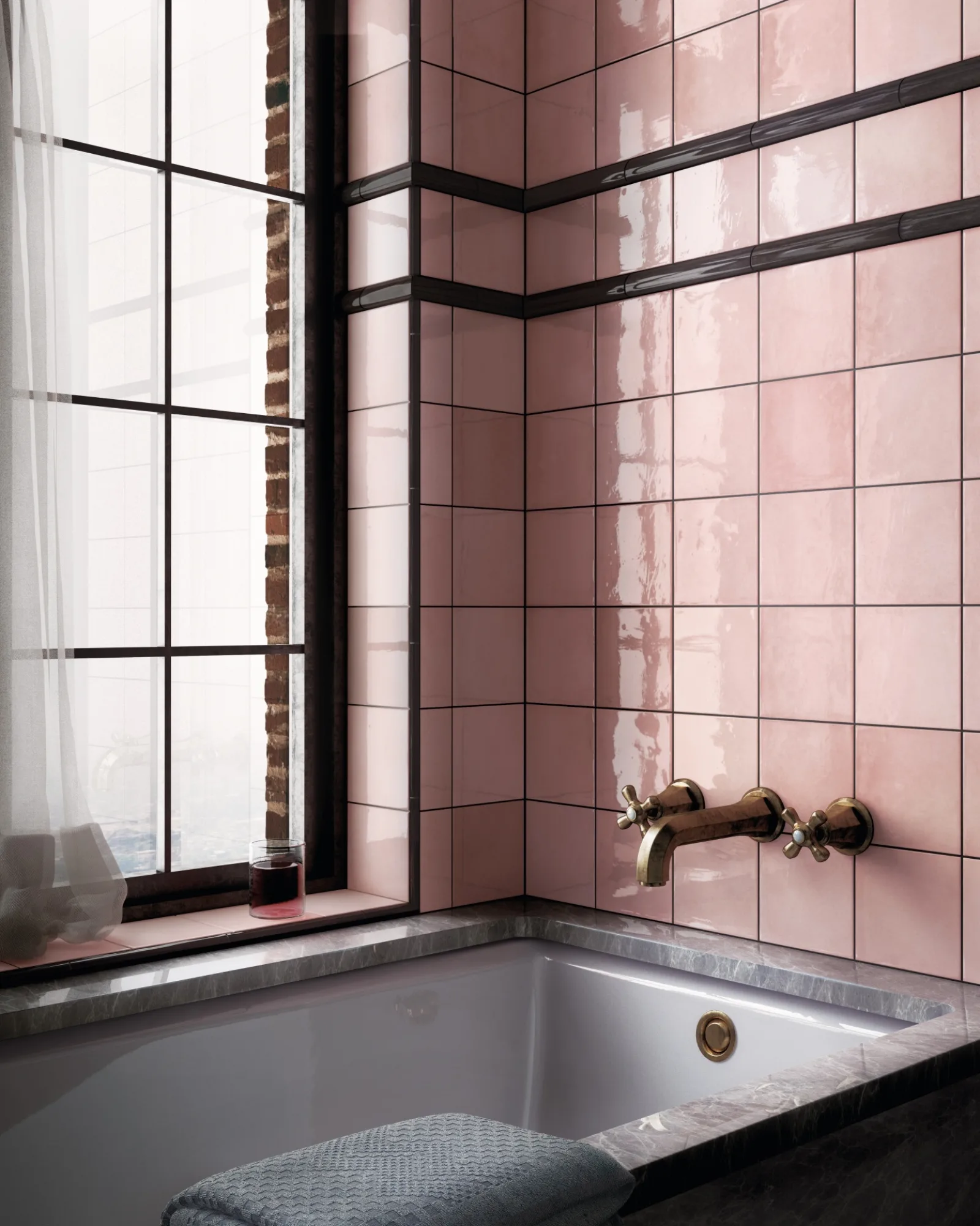 Badezimmer mit zartrosa Quadratfliesen, schwarzem Sprossenfenster, Messingarmatur und weißer Wanne.