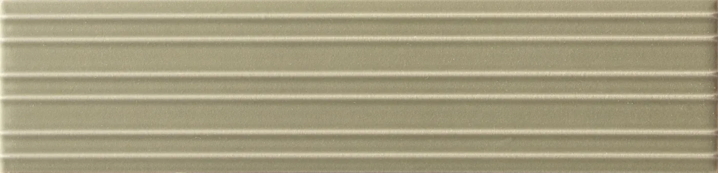 Rechteckige Wandfliese in gedämpftem Olivgrün, matt, mit parallelem Rillenrelief, im Format 6x24,6 cm.
