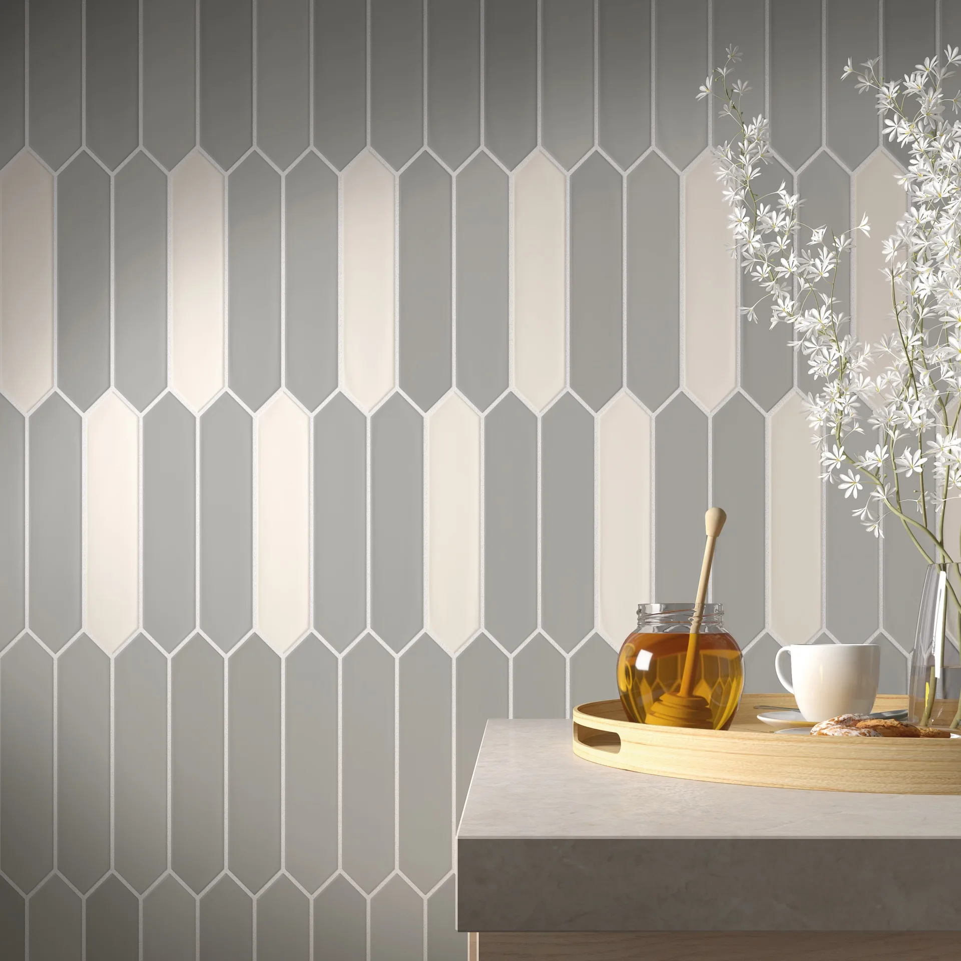 Bad mit beige-greigen, spitz zulaufenden Wandfliesen hinter freistehender Badewanne und Sichtziegel-Akzentwand.