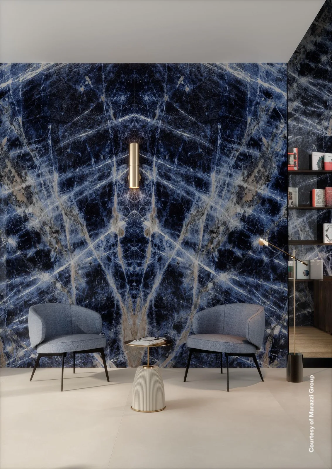 Sitzecke mit zwei Sesseln vor einer Wand in tiefblauer Marmoroptik, deren Adern spiegelbildlich verlaufen.