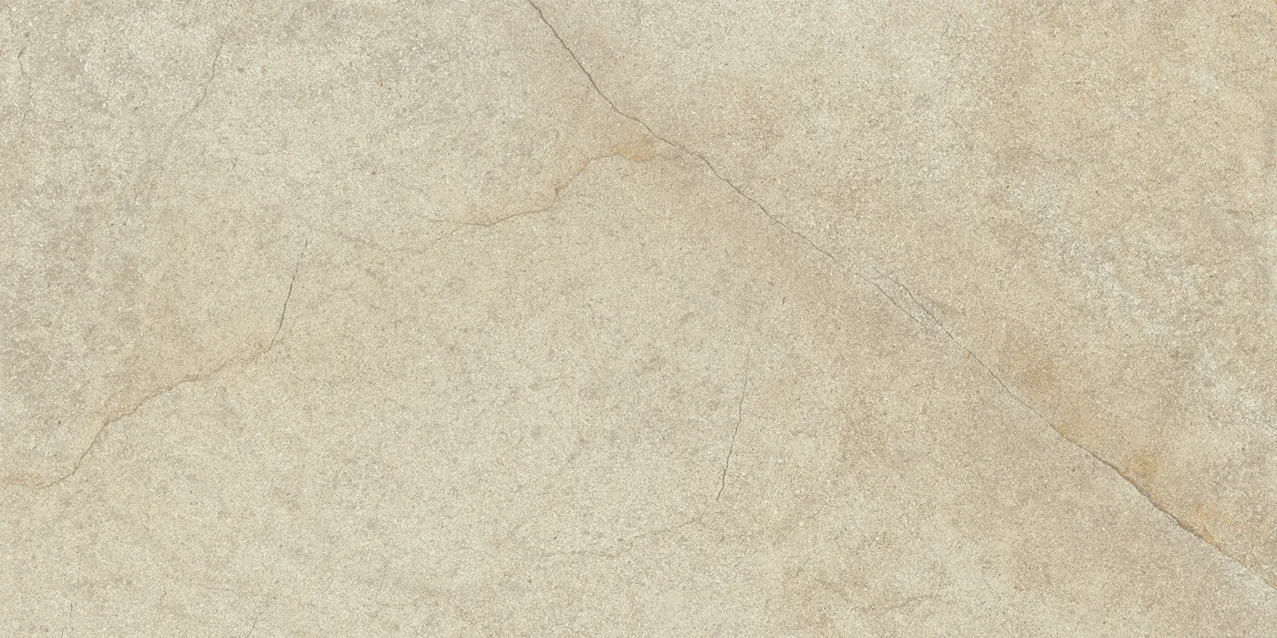 Warmbeige Steinoptik-Fliese mit feinen Rissadern und leichter Wolkung, 30×60 cm, in matter Oberfläche