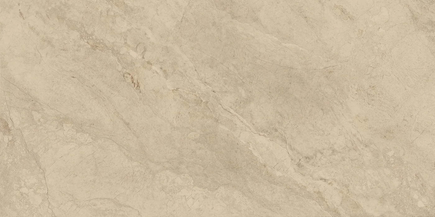 Sandbeige Fliese in Marmoroptik 60×120 cm in mattem Finish, mit feinen hellen Adern über die ganze Fläche.