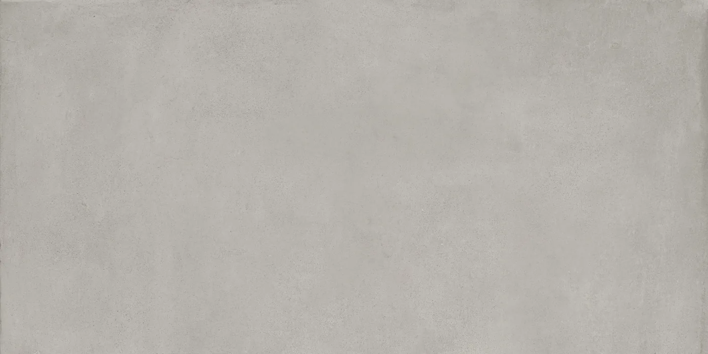 Hellgraue Bodenfliese 60×120 cm mit gleichmäßig durchgefärbter Fläche und feiner Körnung im Betonlook.