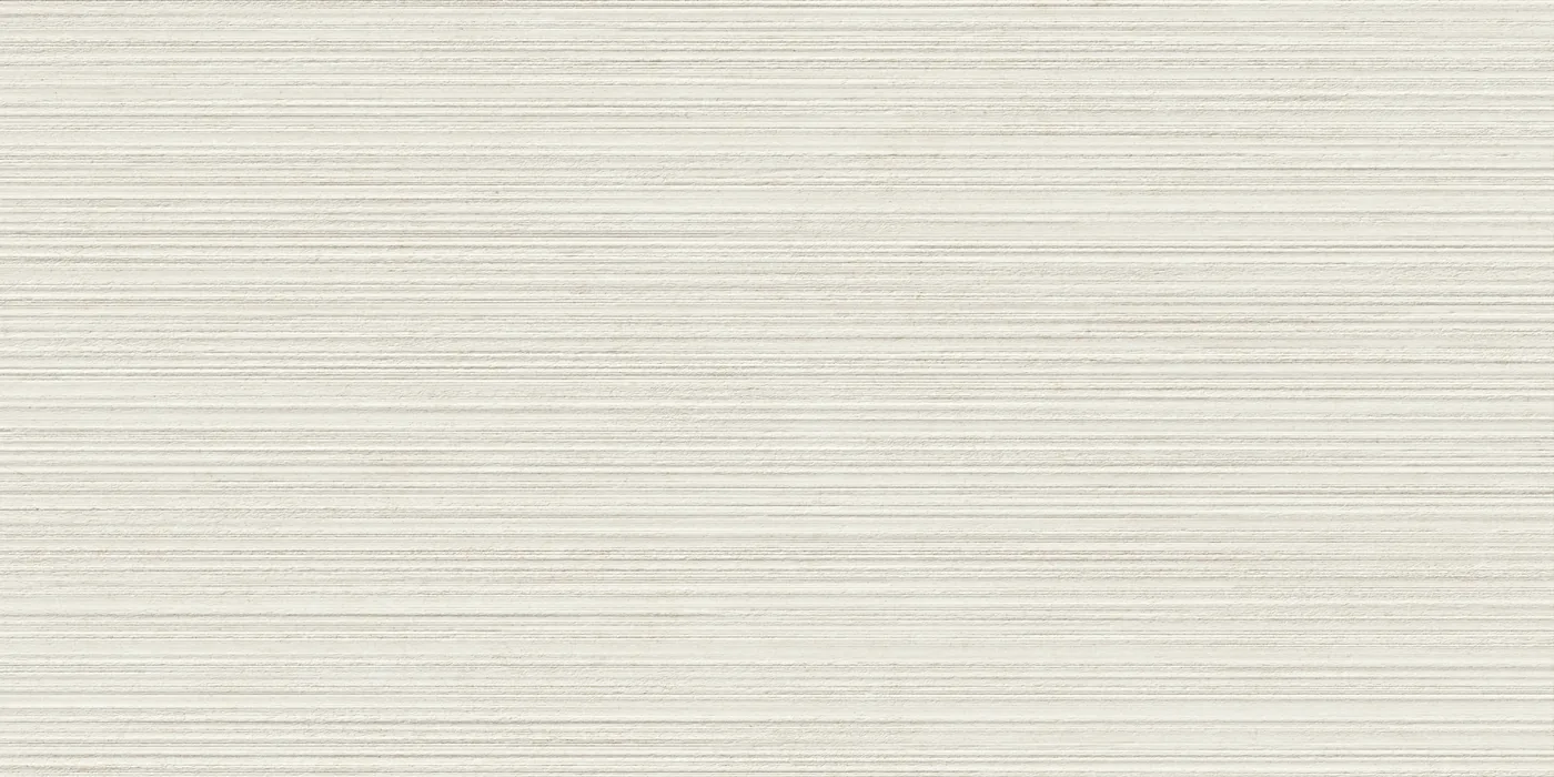 Cremeweiße Steinoptik im Format 60×120 cm, matt, mit feinen waagerechten Rillen über die Fläche.