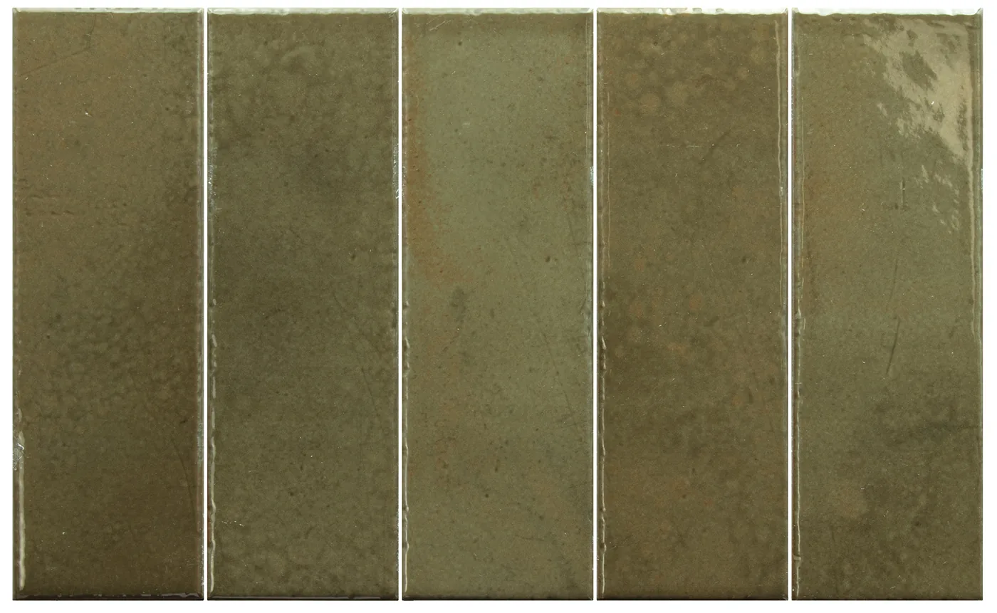 Olivgrüne längliche Riegelfliesen 6x18,6 cm mit Bronzeschimmer, senkrecht verlegt, glänzend mit leichtem Relief.