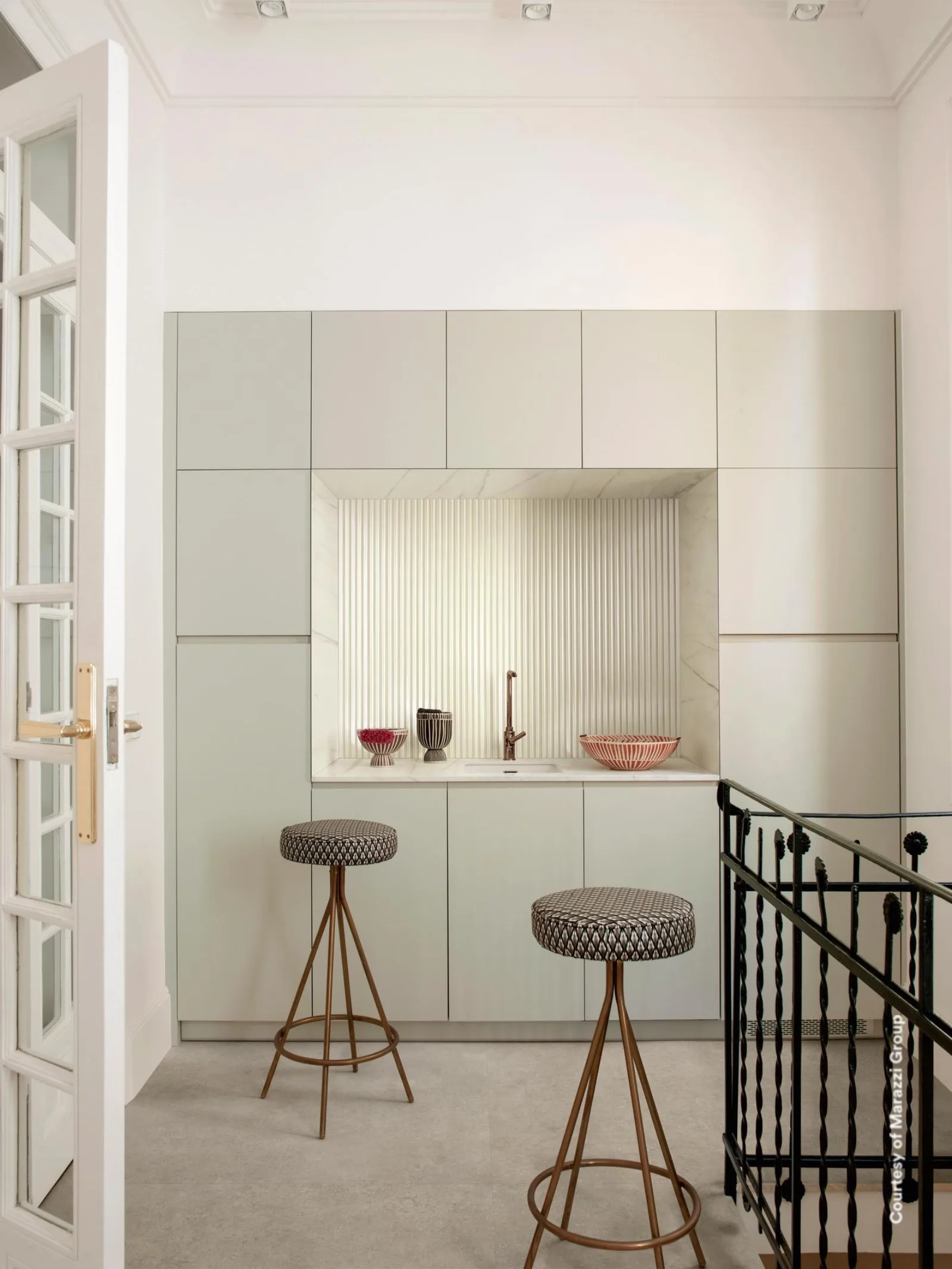 Marazzi Bliss 3D Fingers Cream: helle Küchennische mit Rillenrelief, Barhockern und Sprossentür zum Treppenhaus