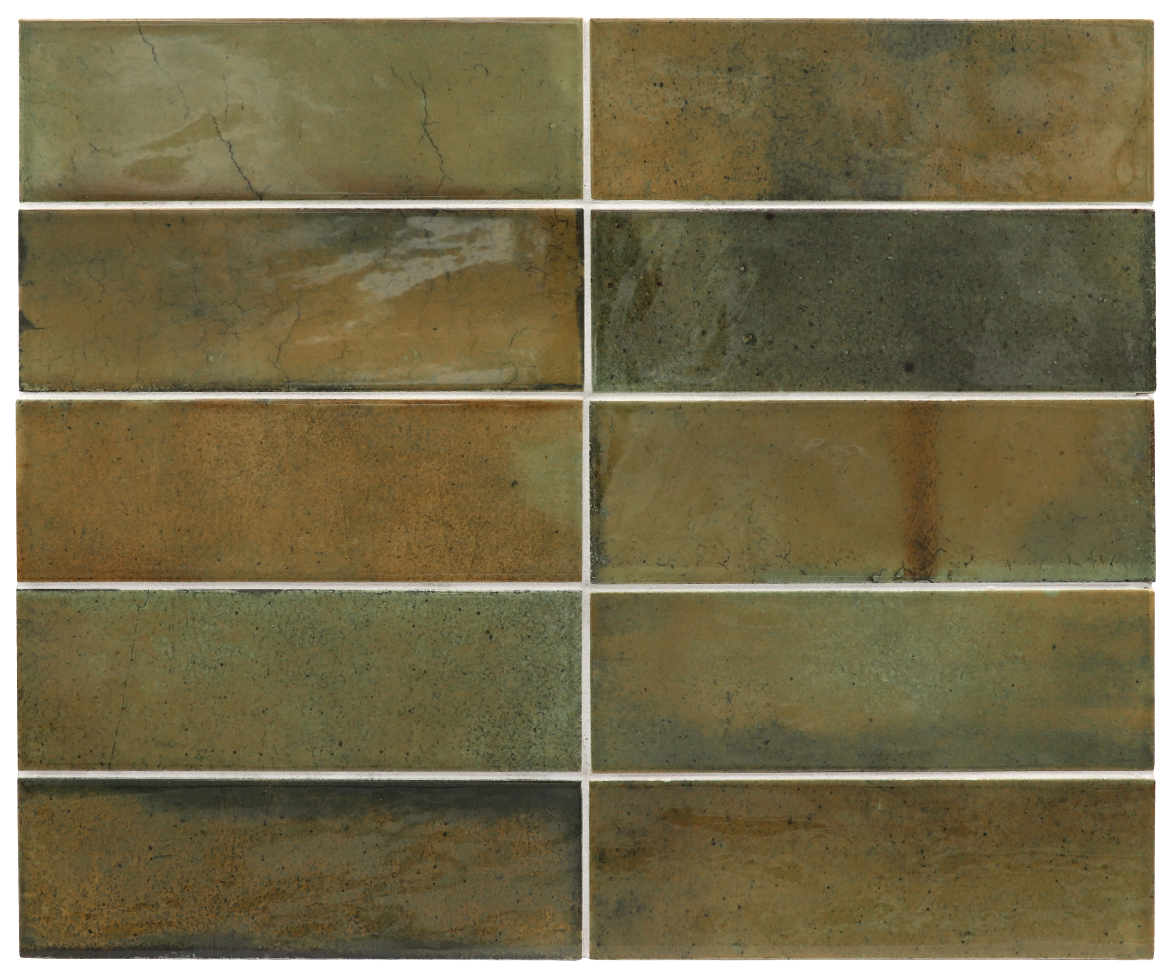 Verlegte Hanoi Wild Olive Wandfliesen im Format 6,5x20 cm. Lebhafte V4 Variation der Glasur, im Raum verbaut.
