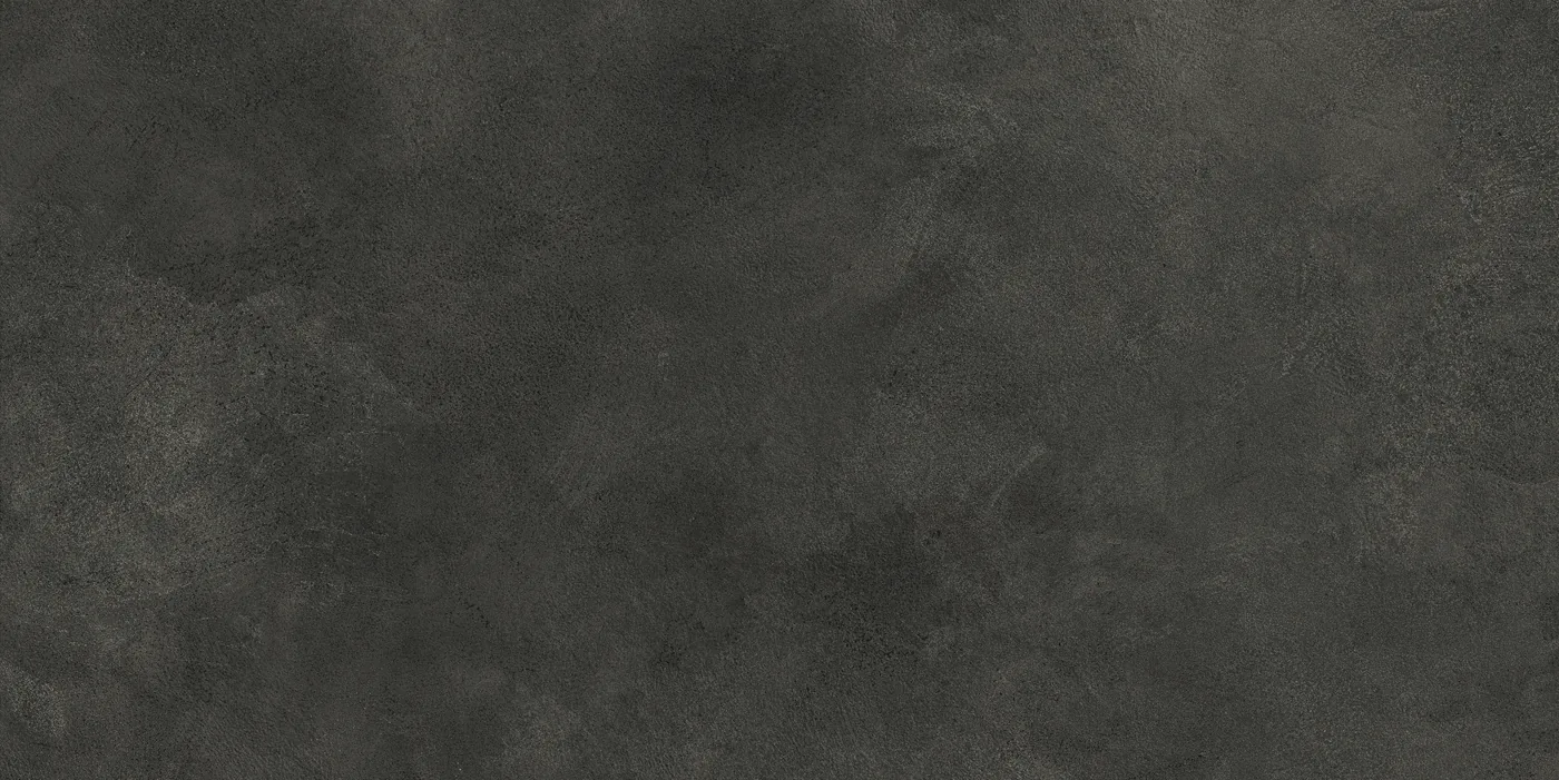 Dunkelgrüne Betonoptik-Fliese 30×60 cm, matt, mit wolkiger Lasur und feiner Schattierung über die Fläche.