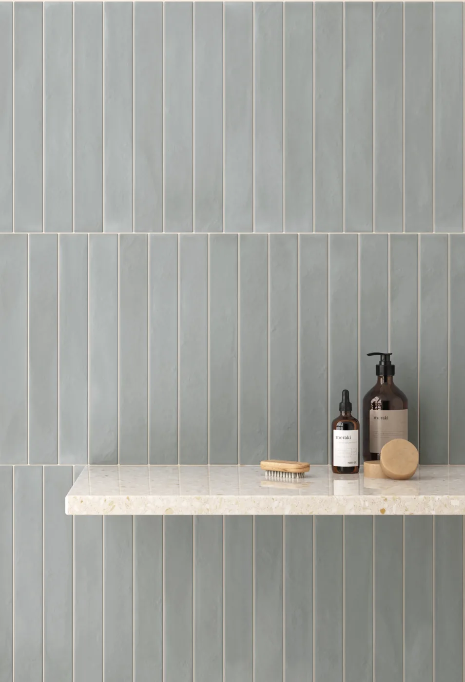 Equipe Corsica Blue Earth 5x40 cm als blaugraue Wandverkleidung, vertikal verlegt über Terrazzo-Ablage.