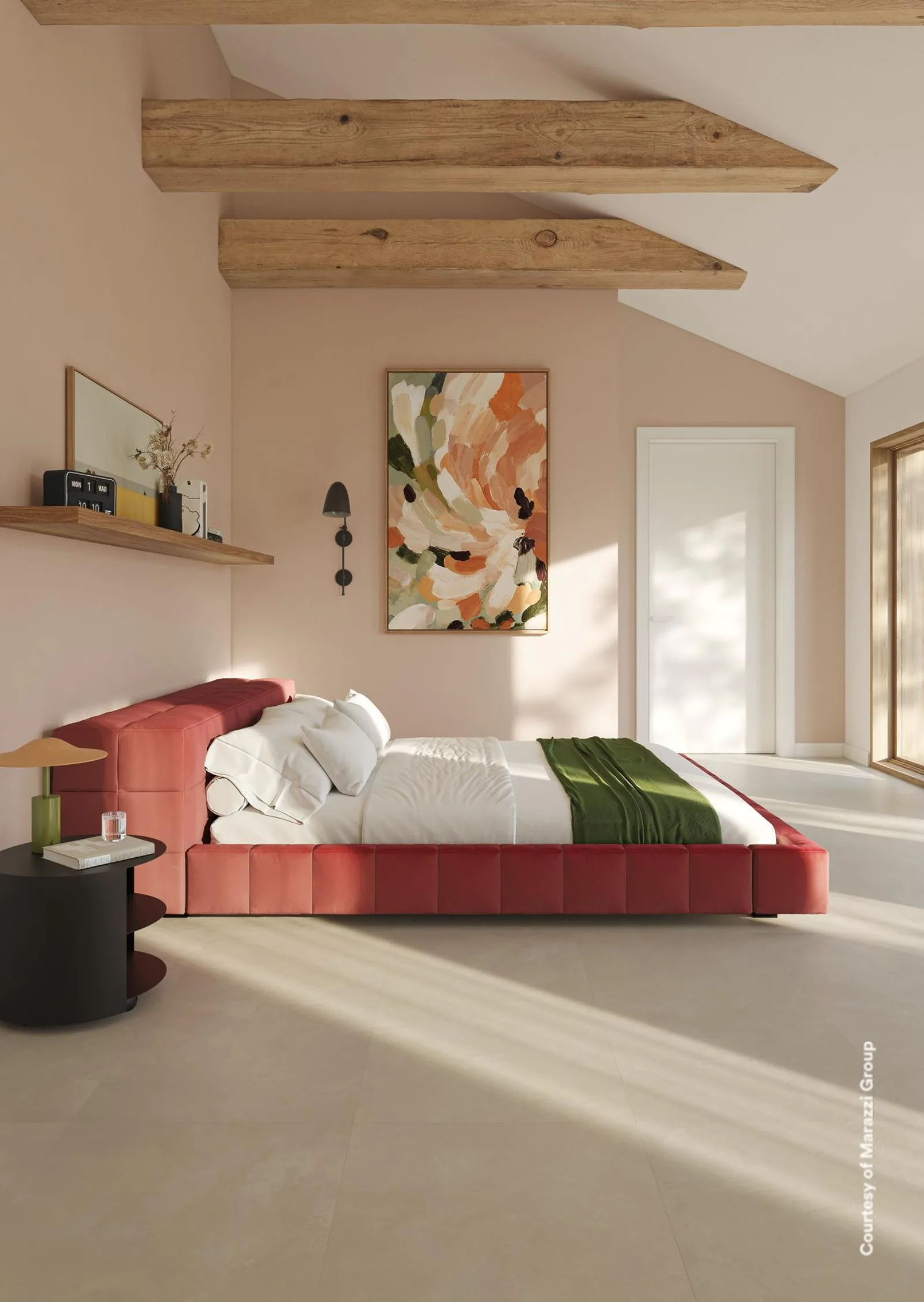 Schlafzimmer mit beigefarbenem Bodenbelag, rosa Wänden, Holzbalken und rotem Polsterbett