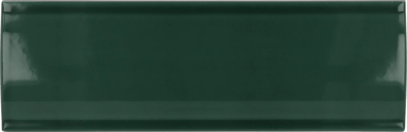 Konvex gewölbte Wandfliese 6,5×20 cm in dunklem Tannengrün, glänzend glasiert, frontal freigestellt vor weißem Grund.