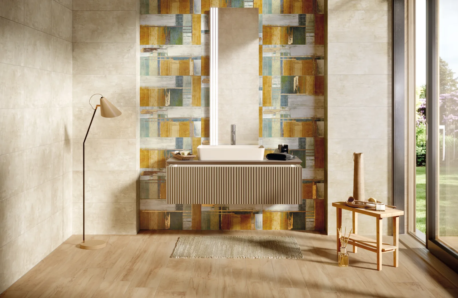Badezimmer mit farbigem Mal-Dekor, Holzboden und Gartenblick, Naxos Pictura Veleia 30x60 cm.