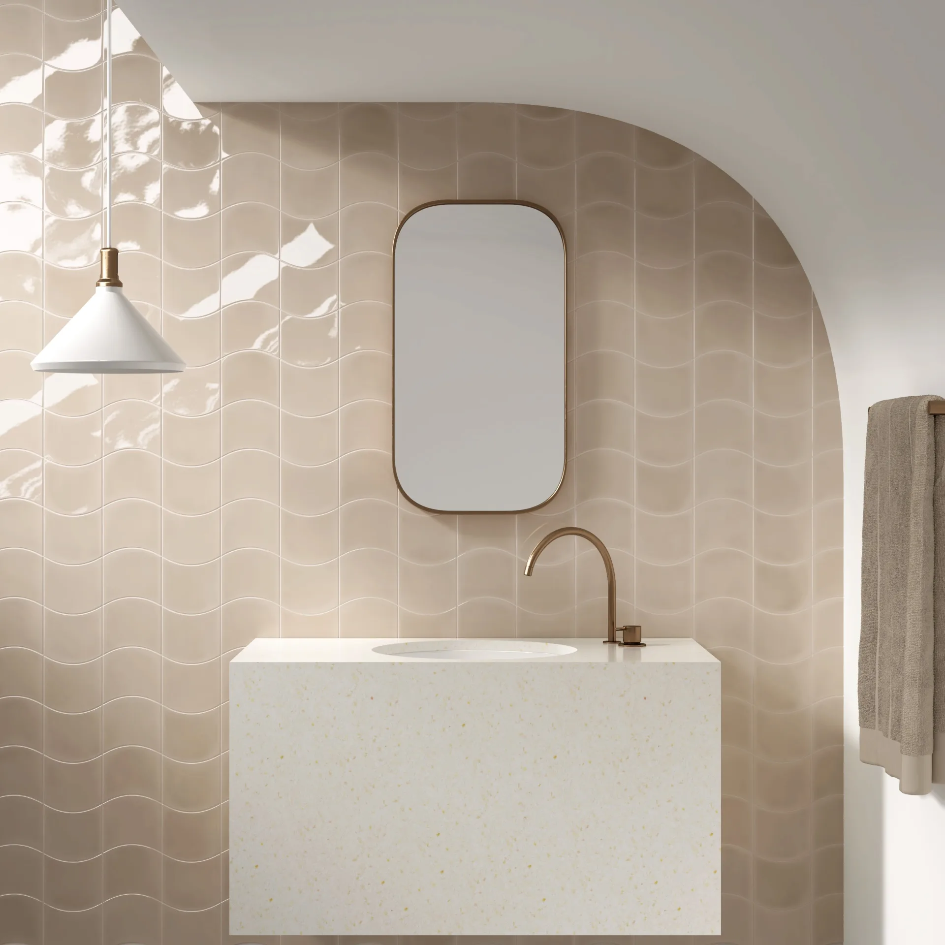 Bad mit cremefarbener Wellenfliesenwand, Rundbogen, ovalem Spiegel, Terrazzo-Waschtisch und Leuchte.