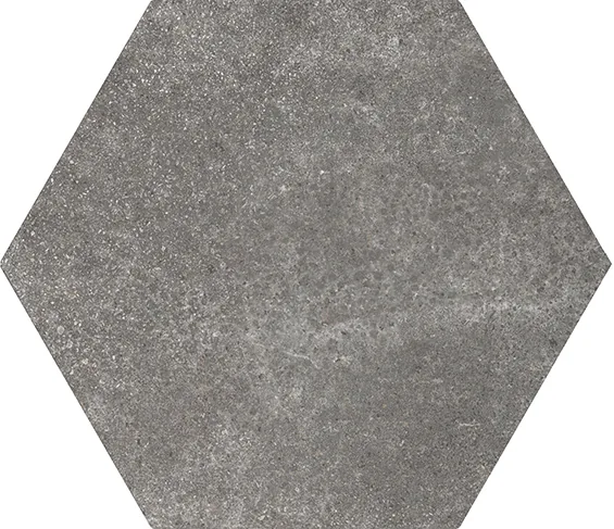 Sechseckfliese in dunkelgrauer Zementoptik mit wolkiger matter Oberfläche und feiner Sprenkelung, 17,5×20 cm.