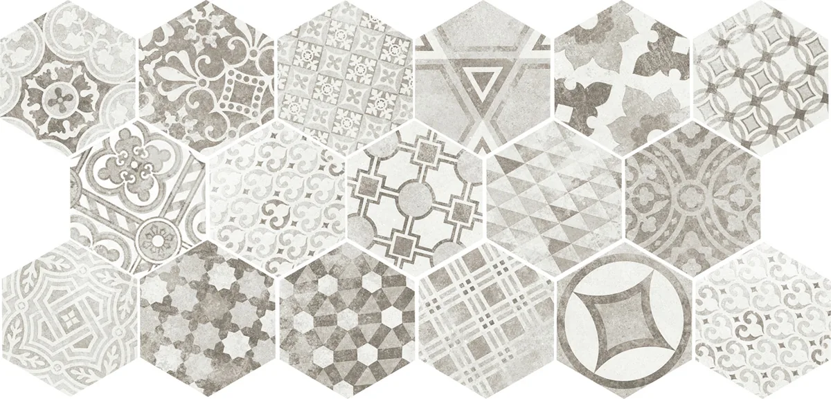 Sechseckfliese mit grau-weißem Patchwork-Ornamentdekor aus verschiedenen Vintage-Mustern, matt, 17,5×20 cm.