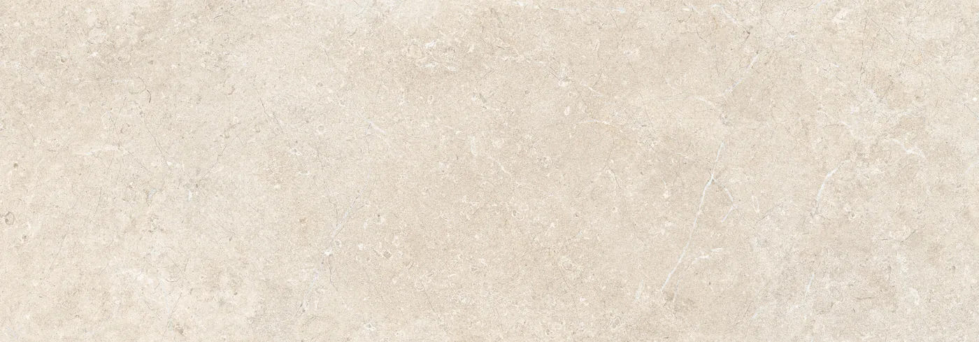 Sandbeige Wandfliese 40×120 cm in Steinoptik mit leicht wolkiger Zeichnung, feinen Einschlüssen und seidenmatter Oberfläche.