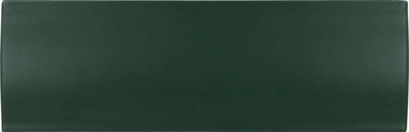 Konvex gewölbte Wandfliese 6,5×20 cm in dunklem Tannengrün, matt glasiert, frontal freigestellt vor weißem Grund.