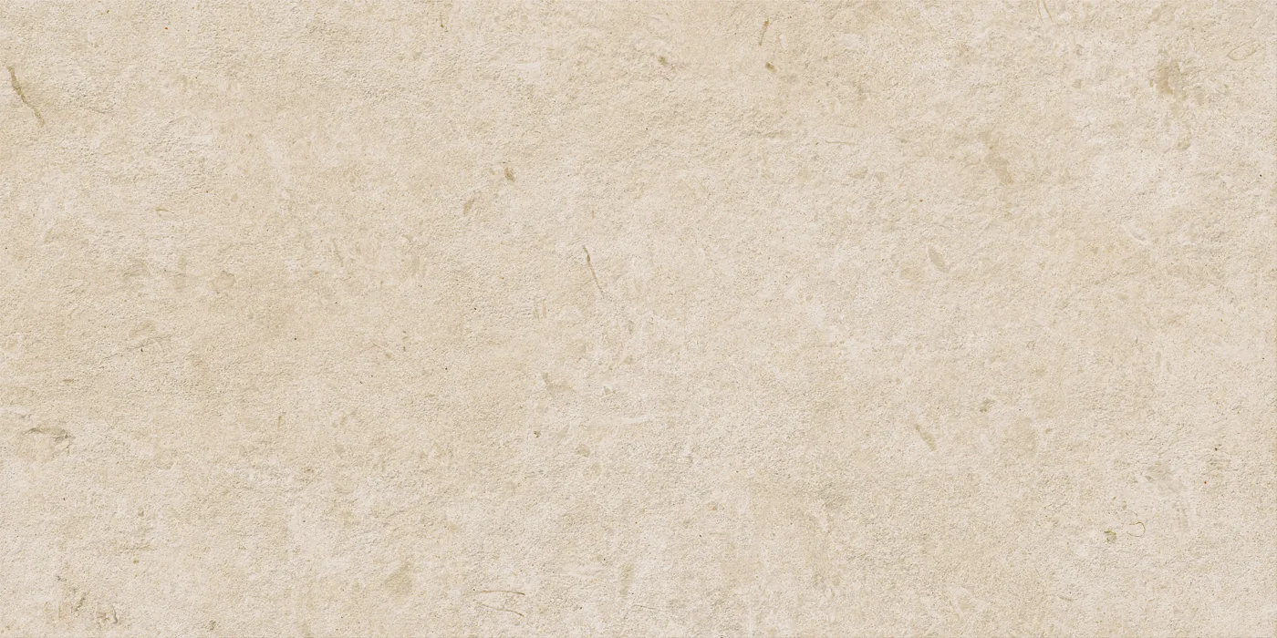 Sandbeige Fliese 60×120 cm in Kalksteinoptik mit feinen helleren Einschlüssen und dezent gewolkter Oberfläche.