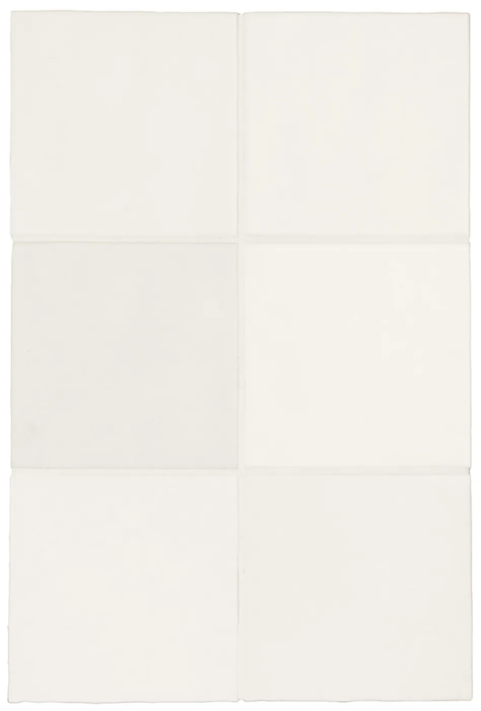 Cremeweiße matte Steingut-Wandfliese, 13,2×13,2 cm, quadratisch im Raster verlegt, mit changierendem Farbspiel.