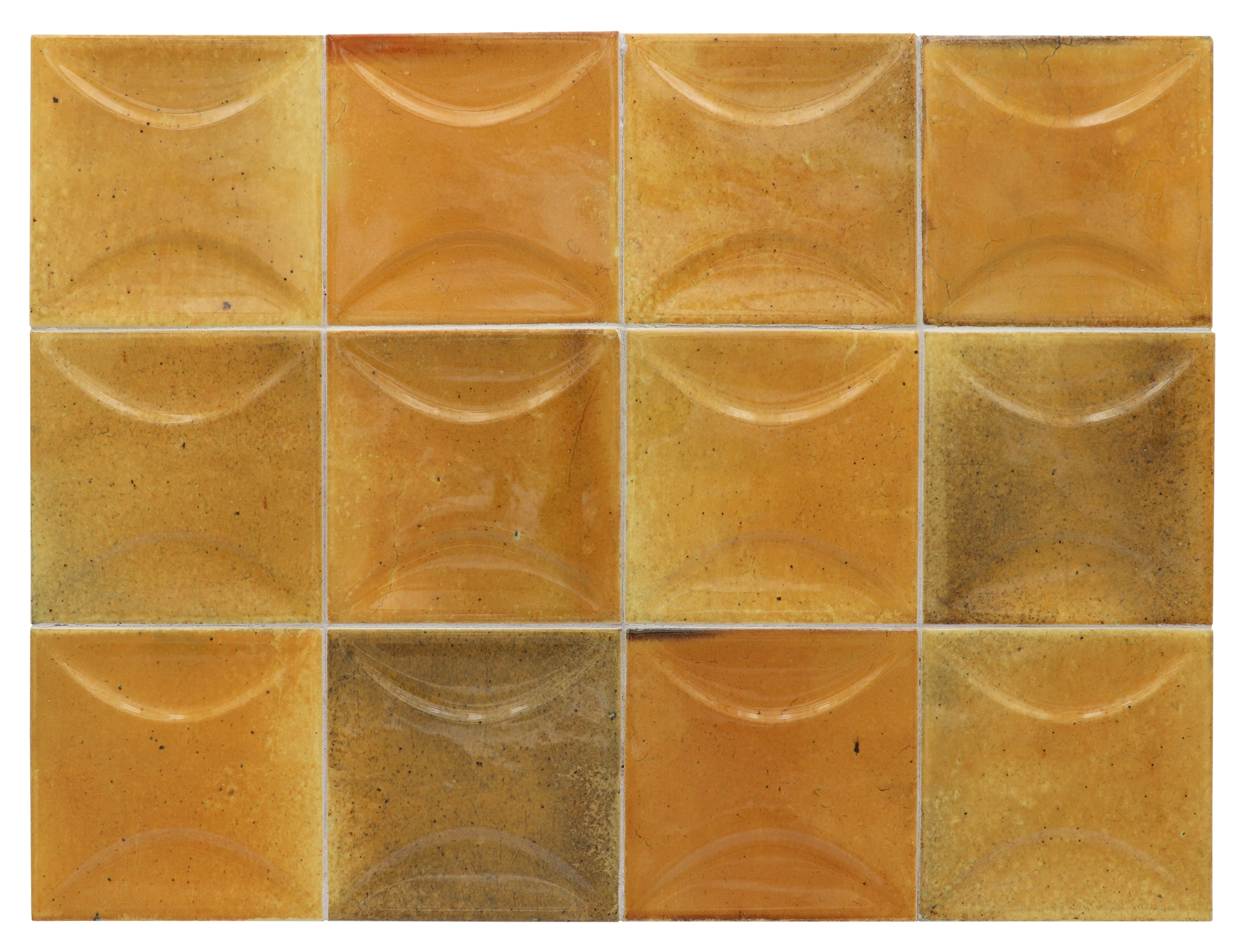 Verlegte Hanoi Caramel Wandfliesen im Format 10x10 cm. Lebhafte V4 Variation der Glasur, im Raum verbaut.