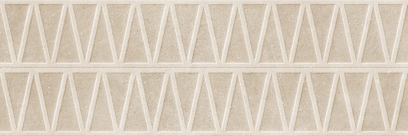 Rechteckige Wandfliese in Cremebeige mit zwei Reihen erhabener Dreiecke als Reliefstruktur, matte Oberfläche, Querformat