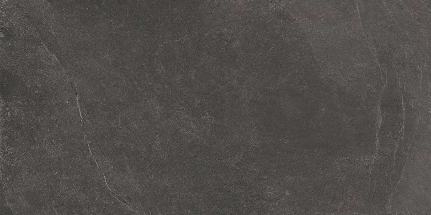 Anthrazitgraue Fliese 60×120 cm in Schieferoptik mit feinen hellen Adern und rauer rutschhemmender Oberfläche