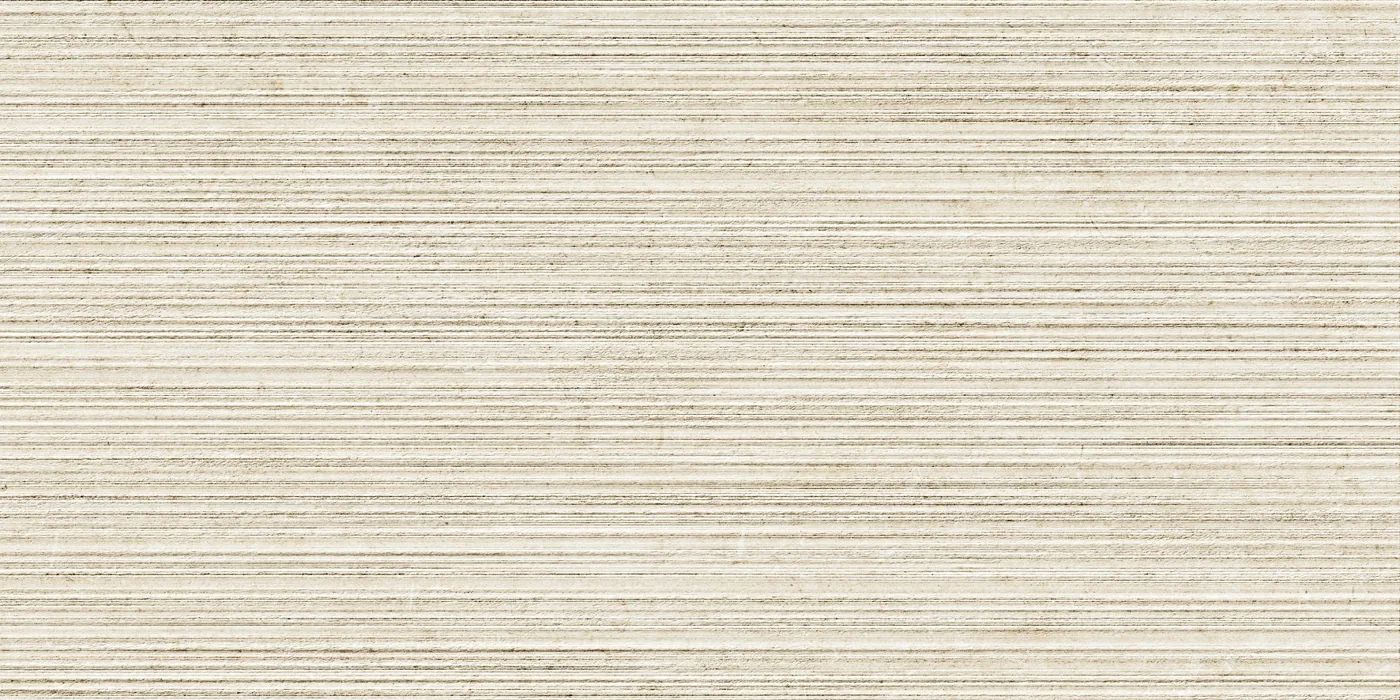 Cremebeige Steinoptik im Format 60×120 cm, matt, mit feinen waagerechten Rillen über die Fläche.