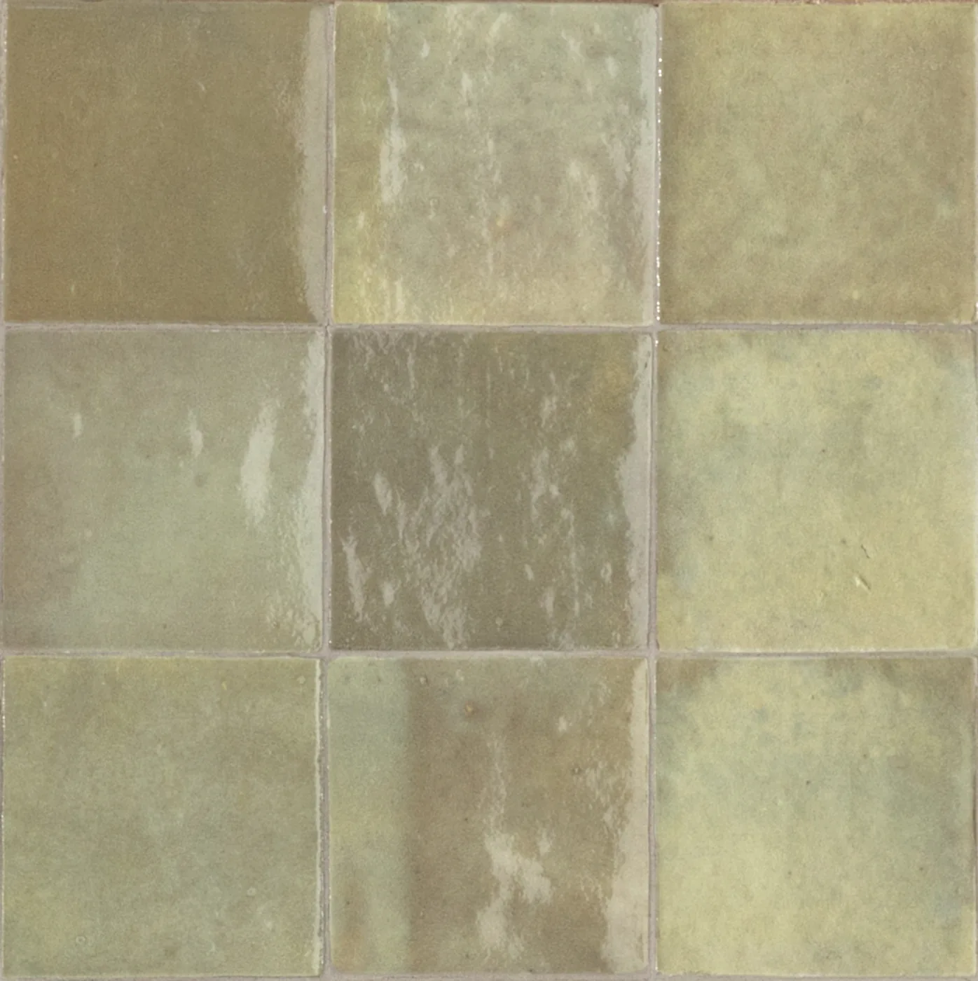 Glänzende Wandfliesen 10x10 cm in Salbeigrün mit Cremetönen, Farbe wechselt von Fliese zu Fliese