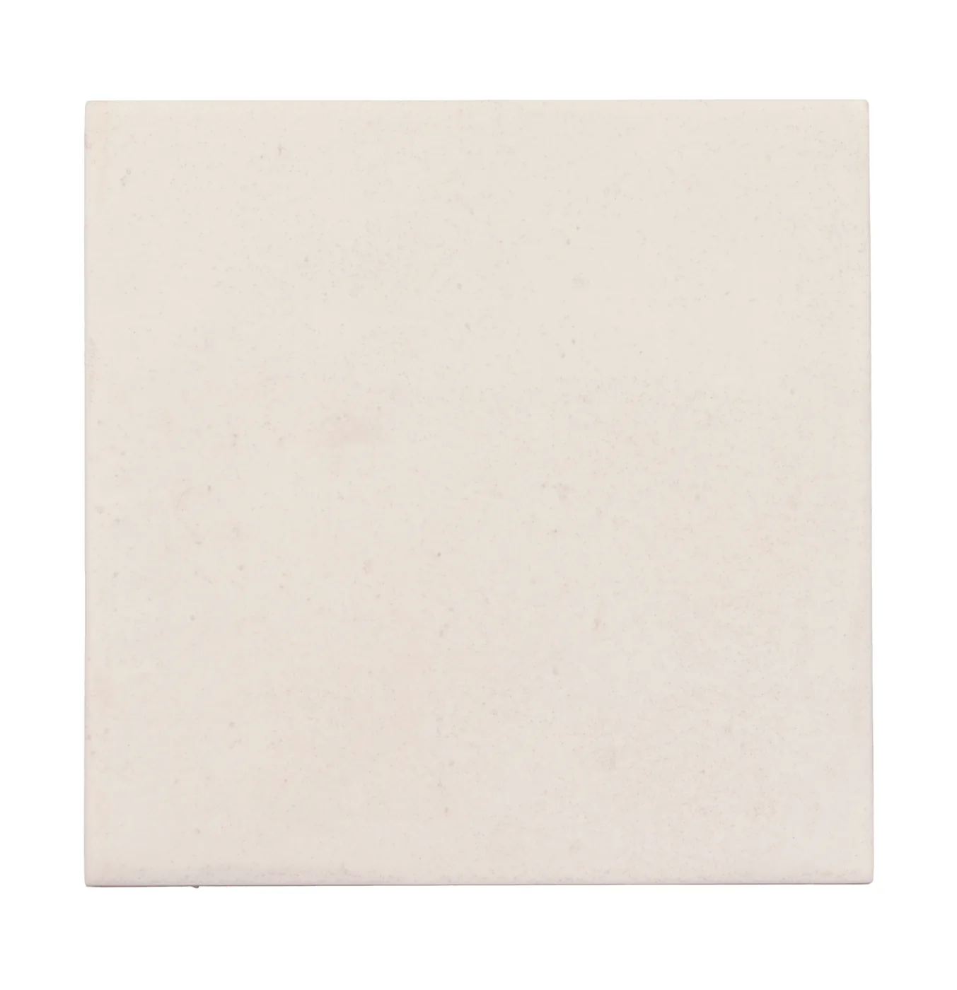 Cremeweiße matte Keramikfliese 10×10 cm in handgemachter Zellige-Optik mit changierender, lebendiger Lasur.