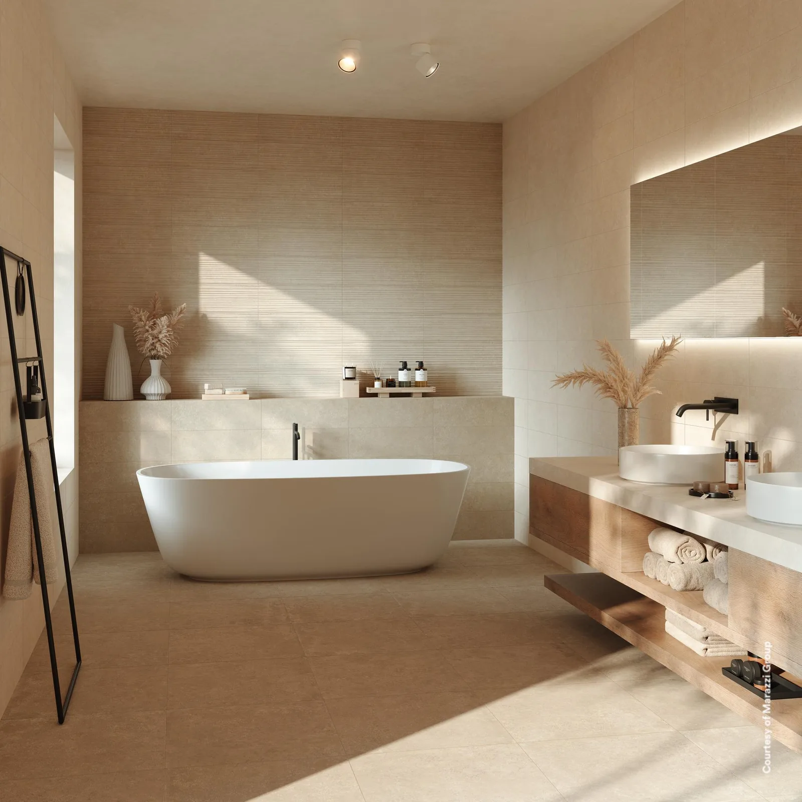 Badezimmer mit Marazzi Room Wall 3D Blaze Taupe an der Rückwand und glatten Wänden in Taupe und Beige