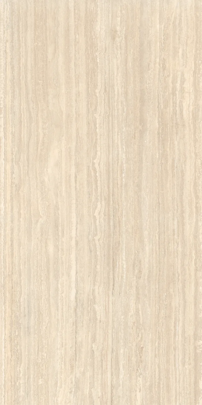 Hellbeige Travertinoptik-Platte 160x320 cm mit seidenmatter Oberfläche und feinen, längs verlaufenden Streifen.