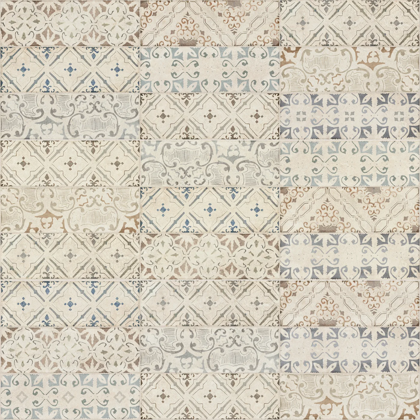 Verlegte Fläche aus gemusterten Dekorfliesen 30x90 cm mit Ornamenten in Creme, Blau, Grau und Rostbraun.