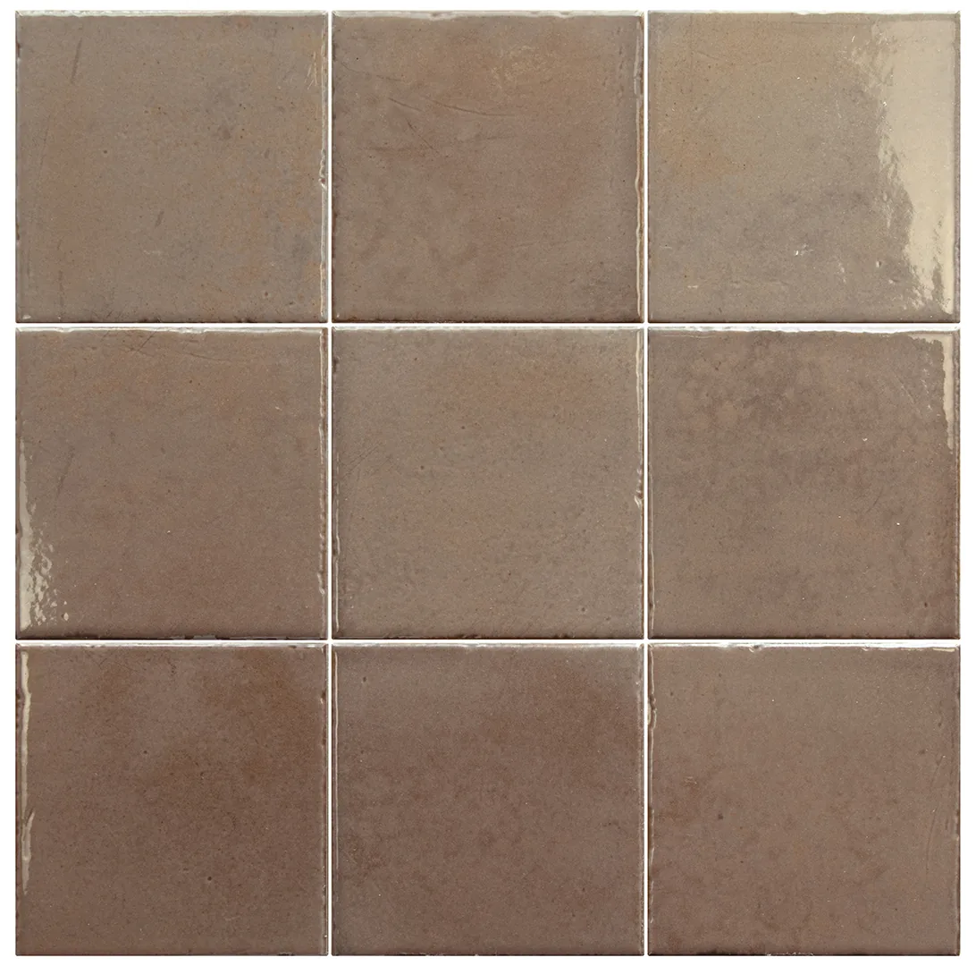 Taupe-graubraune quadratische Wandfliesen 10x10 cm, glänzend mit leichtem Relief und feiner Farbnuancierung im Verbund.