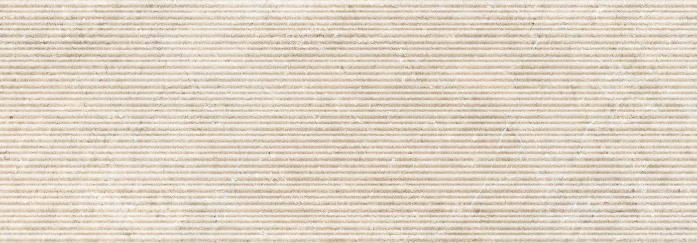 Sandbeige Wandfliese 40×120 cm mit plastischem Rillenrelief aus feinen Längslinien über einer matten Steinoptik.