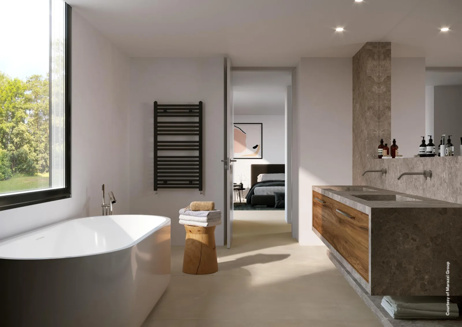 Bad mit cremefarbenem Bodenbelag, freistehender Badewanne, Holzhocker und Marmor-Waschtisch