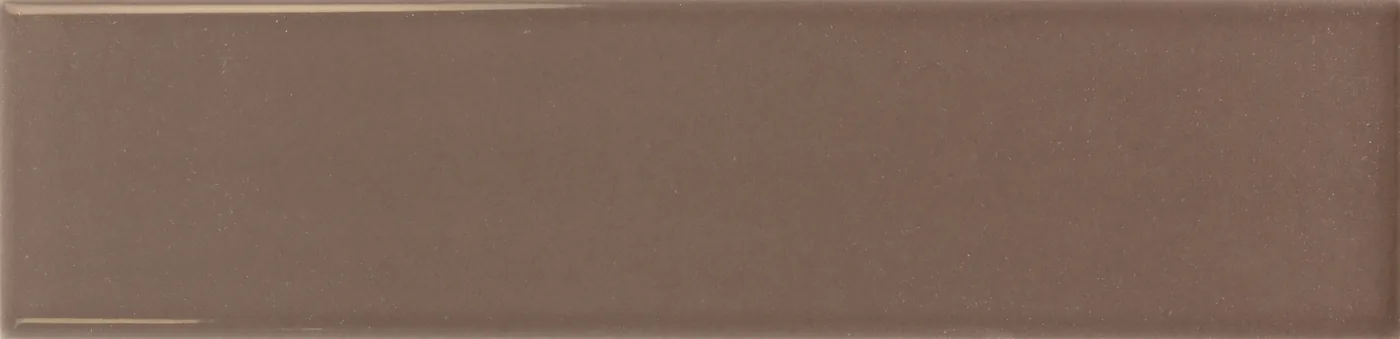Rechteckige Wandfliese in dunklem Nussbraun, glänzend, glatte einfarbige Oberfläche, im Format 6x24,6 cm.