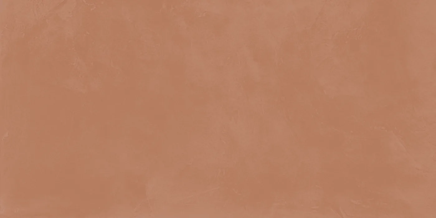 Terrakottafarbene Fliese in Betonoptik, 60×120 cm, matt, mit sanft wolkiger Zementstruktur über die ganze Fläche